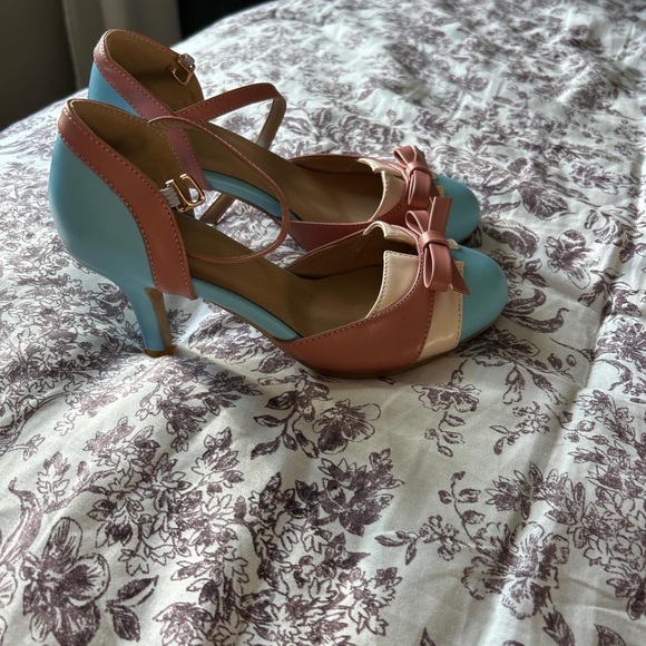 Chic Pink and Blue Heels with Bow Accent - Picture 2 of 3